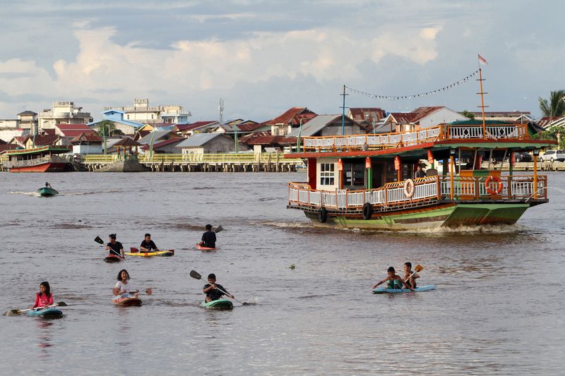 WISATA SUNGAI KAPUAS Puluhan wisatawan domestik menaiki kapal wisata di Sungai Kapuas, Pontianak, Kalimantan Barat, Minggu (3/1/2021). Wisata Sungai Kapuas tersebut menjadi salah satu destinasi bagi warga setempat untuk menghabiskan libur tahun baru. ANTARA FOTO/Jessica Helena Wuysang/rwa.