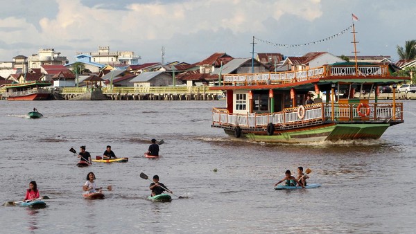 Sejumlah anak bermain perahu kano di Sungai Kapuas, Pontianak, Kalimantan Barat, Minggu (3/1/2021). 