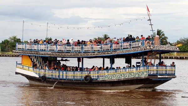 Wisata Sungai Kapuas tersebut menjadi salah satu destinasi bagi warga setempat untuk menghabiskan libur akhir pekan.