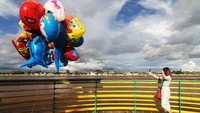Seorang pengunjung foto di Waterfront City Sungai Kapuas, Pontianak, Kalimantan Barat, Minggu (3/1/2021).
