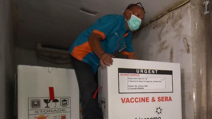31.000 Dosis Vaksin Sinovac Tiba di Bali Petugas melakukan bongkar muat vaksin COVID-19 Sinovac setibanya di Dinas Kesehatan Provinsi Bali, Denpasar, Bali, Selasa (5/1/2021). Sebanyak 31.000 dosis vaksin COVID-19 Sinovac yang tiba di Bali tersebut pada vaksinasi tahap awal diprioritaskan untuk tenaga kesehatan yang akan dilakukan pada 22 Januari 2021 mendatang. ANTARA FOTO/Nyoman Hendra Wibowo/rwa.