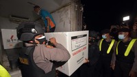 Anggota Brimob Polda Bali melakukan bongkar muat vaksin COVID-19 Sinovac setibanya di Dinas Kesehatan Provinsi Bali, Denpasar, Bali, Selasa (5/1/2021).