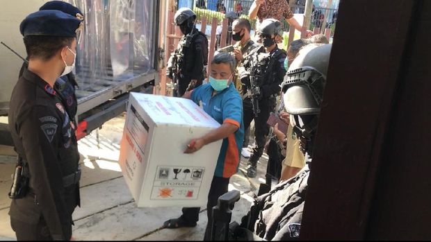 36.920 Dosis Vaksin Corona untuk Tenaga Kesehatan Tiba di Padang