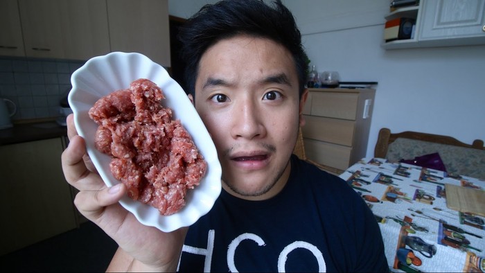 5 YouTuber Ini Hobi Makan Daging Babi Mentah