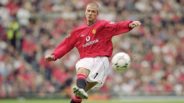 961629 19 Aug 2001: David Beckham of Manchester United takes a trademark free-kick during the FA Barclaycard Premiership match against Fulham played at Old Trafford, in Manchester, England. Manchester United won the match 3-2. Mandatory Credit: Alex Livesey /Allsport