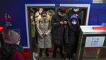 Corona Makin Ganas, Penumpang di Stasiun Beijing Membludak