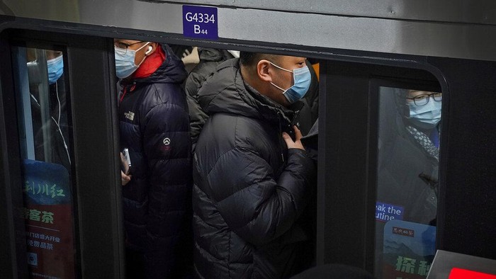 Stasiun kereta bawah tanah di Beijing ramai penumpang saat jam sibuk. Diketahui, Pemerintah China melakukan sejumlah upaya guna cegah varian baru virus Corona.