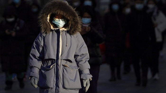 Stasiun kereta bawah tanah di Beijing ramai penumpang saat jam sibuk. Diketahui, Pemerintah China melakukan sejumlah upaya guna cegah varian baru virus Corona.
