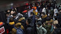 Begini suasana di Stasiun kereta bawah tanah yang berada di Beijing saat jam sibuk. Stasiun itu tampak dipadati penumpang yang hendak beraktivitas, Selasa (5/1/2021).