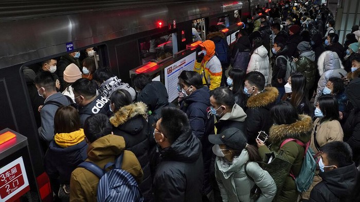 Ada Varian Baru Corona, Stasiun Kereta di Beijing Padat Saat Jam Sibuk Stasiun kereta bawah tanah di Beijing ramai penumpang saat jam sibuk. Diketahui, Pemerintah China melakukan sejumlah upaya guna cegah varian baru virus Corona.
