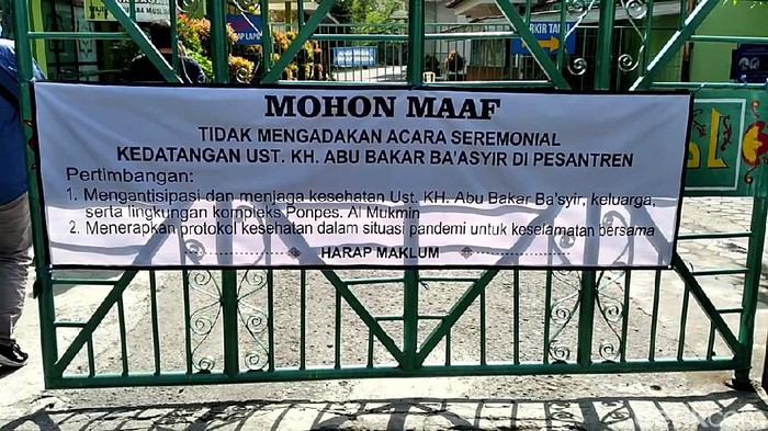 Spanduk imbauan kepada masyarakat untuk tidak menyambut Abu Bakar Baasyir di Ponpes Al-Mukmin Ngruki, Sukoharjo, Selasa (5/1/2021).