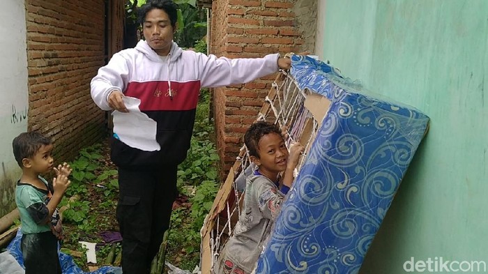 Arofatur Rohman, pembeli spring bed abal-abal di Kota Pekalongan, Selasa (5/1/2021).