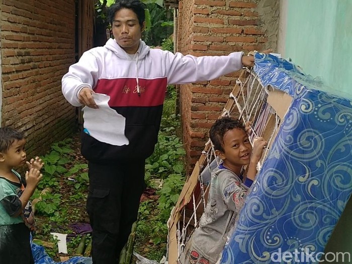 Arofatur Rohman, pembeli spring bed abal-abal di Kota Pekalongan, Selasa (5/1/2021).