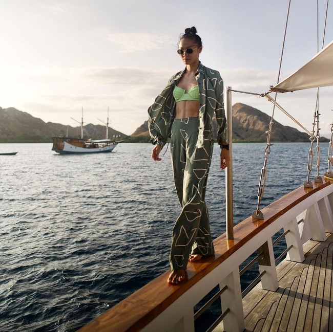 Kelly Tandiono dikenal menyukai berbagai jenis olahraga, terutama triathlon. Ini merupakan jenis olahraga yang menggabungkan berenang, bersepeda dan lari. Tidak heran jika model sekaligus aktris ini punya perut sixpack. Foto: Instagram