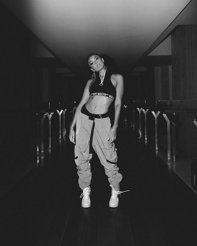 Agnez Mo memiliki tubuh fit dan berotot yang membuat banyak orang kagum. Termasuk otot perut berbentuk sixpack. Penyanyi 34 tahun ini memang gila olahraga sejak dulu. Latihan yang sering dilakukannya adalah angkat beban. Foto: Instagram