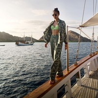 Kelly Tandiono dikenal menyukai berbagai jenis olahraga, terutama triathlon. Ini merupakan jenis olahraga yang menggabungkan berenang, bersepeda dan lari. Tidak heran jika model sekaligus aktris ini punya perut sixpack. Foto: Instagram