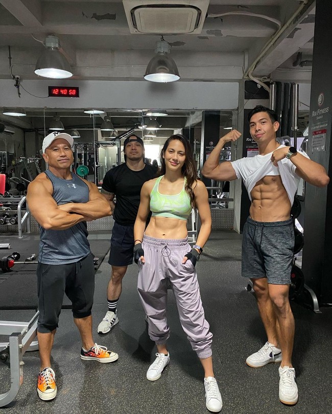 Pevita Pearce menjalani latihan fisik keras untuk memerankan superhero Sri Asih. Rutin olahraga, otot perutnya pun jadi terbentuk sixpack. Dia rajin latihan tinju, acroyoga, latihan resistensi juga angkat beban. Foto: Instagram