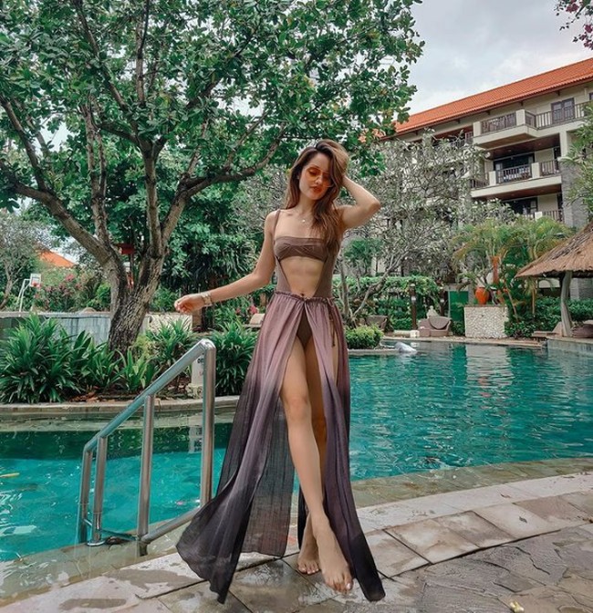 Cinta Laura kerap kali memperlihatkan perut sixpack di Instagram. Penyanyi sekaligus aktris ini memang penggila olahraga dan bisa nge-gym 5-6 kali seminggu. Mulai dari tinju, latihan cardio, pilates hingga angkat beban dilakoninya. Foto: Instagram