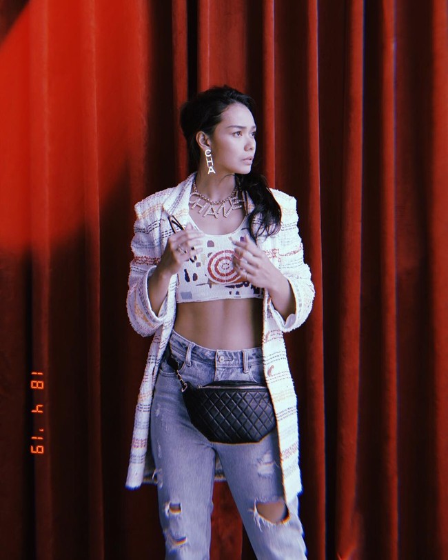 Adinia Wirasti punya tubuh body goals yang bikin banyak wanita iri. Untuk mendapatkannya, kamu harus rajin olahraga seperti dia. Ia mengaku rutin olahraga otot seperti TRX dan Zumba untuk latihan cardio. Foto: Instagram