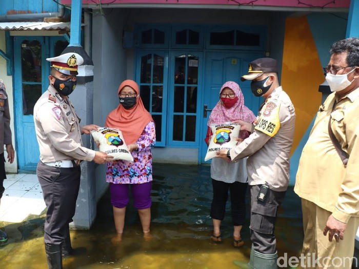 Ada pembagian sembako dan pengobatan gratis bagi warga Gresik yang terdampak banjir. Bantuan tersebut diberikan di enam desa di dua kecamatan.