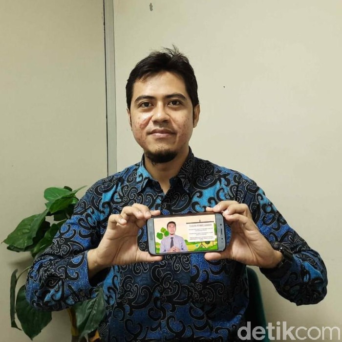 Selama pandemi COVID-19 sekolah dialihkan ke daring. Kondisi ini memberikan tantangan baru bagi para guru.