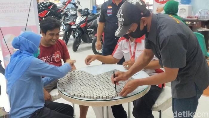Pasutri di Banyuwangi membeli sepeda motor baru dengan uang koin. Mereka membeli Honda Scoopy dengan uang koin pecahan Rp 1000 dalam satu kantong.