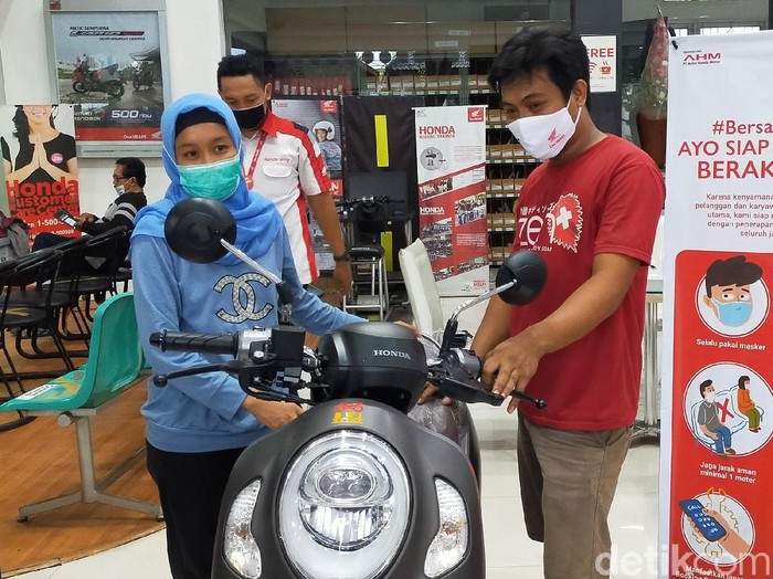 Pasutri di Banyuwangi membeli sepeda motor baru dengan uang koin. Mereka mengaku mengumpulkan uang koin selama 2 tahun, dari hasil jualan di pasar.