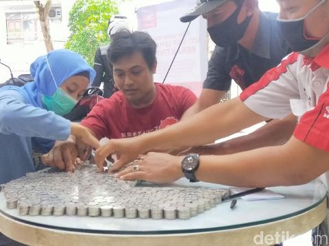 Pasutri di Banyuwangi membeli sepeda motor baru dengan uang koin. Mereka mengaku mengumpulkan uang koin selama 2 tahun, dari hasil jualan di pasar.