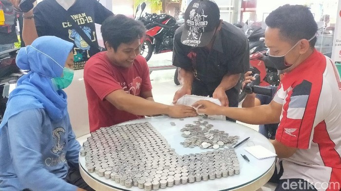 Pasutri di Banyuwangi membeli sepeda motor baru dengan uang koin. Mereka membeli Honda Scoopy dengan uang koin pecahan Rp 1000 dalam satu kantong.