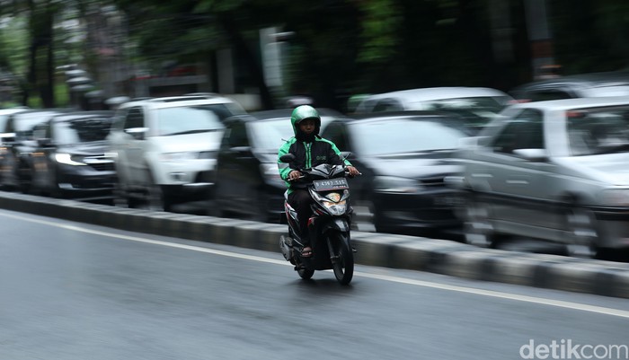 Fenomena pemotor lawan arus masih kerap ditemukan di jalanan Ibu Kota. Salah satunya di Jalan Raya Ragunan, Pasar Minggu, Jakarta.