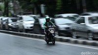 Kurangnya pengawasan dari petugas terkait membuat sejumlah pemotor tersebut tak jera melawan arah meksi tak hanya membahayakan diri sendiri tetapi juga pengguna jalan lain yang melintas di kawasan tersebut.
