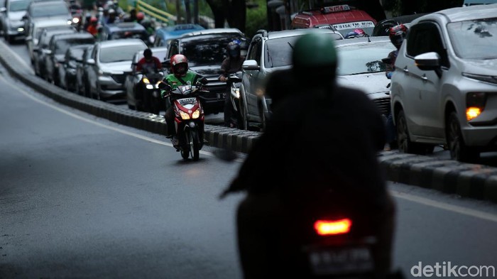Belum Kapok! Masih Ada Pemotor Nekat Lawan Arus di Pasar Minggu Fenomena pemotor lawan arus masih kerap ditemukan di jalanan Ibu Kota. Salah satunya di Jalan Raya Ragunan, Pasar Minggu, Jakarta.