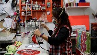 Dalam 10 bulan terakhir ini, ia telah memproduksi sekitar 4.000-an masker.