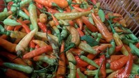 Kenaikan harga cabai yang tidak kunjung turun ini, membuat para pegiat dapur juga harus mengurangi pembelian cabai jenis rawit merah.