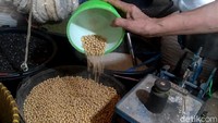 Selain cabai, lonjakan harga juga terjadi di kedelai. Bahan dasar pembuatan tahu dan tempe. Saat ini, per kilonya mencapai Rp 10 ribu, dari harga sebelumnya Rp 6.300 di awal bulan Desember. Suirah (65), salah satu pedagang kedelai, mengatakan, lonjakan harga kedelai mengalami sejak awal bulan Desember. Kedelai tersebut, merupakan kedelai impor, yang biasa digunakan sebagai bahan pembuatan tempe dan tahu.