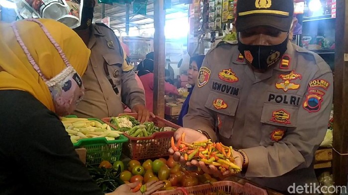 Cabai Rawit Merah dan Kedelai Jadi Barang Mahal Cabai rawit merah-kedelai kini jadi barang mahal di Pasar Induk Kajen. Harga keduanya bertahan sejak sebulan terakhir, bahkan cenderung naik mendekati nataru.
