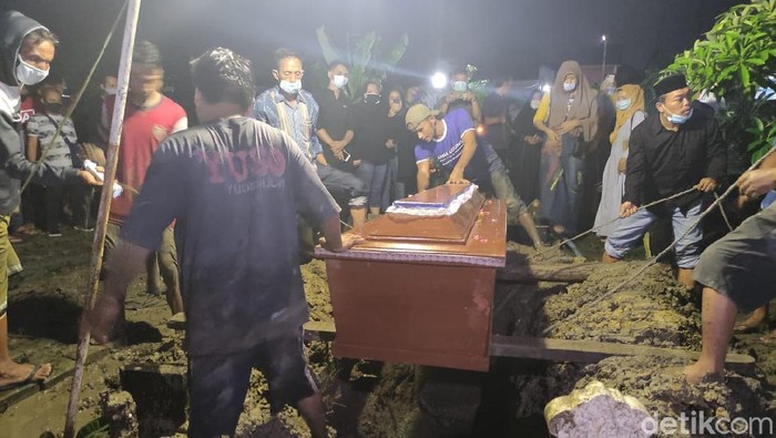 Mantan personel Trio Macan, Yuselly Agus Stevy alias Chacha Sherly meninggal usai kecelakaan. Jenazahnya kini sudah dimakamkan.