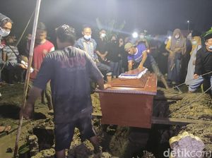 Malam Pemakaman Jenazah Chacha Sherly Eks Trio Macan