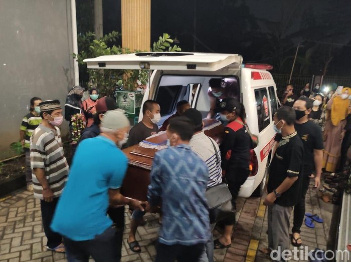 Mantan personel Trio Macan, Yuselly Agus Stevy alias Chacha Sherly meninggal usai kecelakaan. Jenazahnya kini sudah dimakamkan.