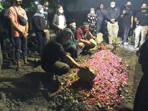 Malam-malam, Seperti Ini Suasana Pemakaman Chacha Sherly di Sidoarjo