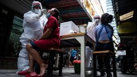Pemerintah juga akan membangun lusinan pos pemeriksaan di seluruh kota untuk mencegah adanya kasus COVID-19 di sana. Getty Images/Sirachai Arunrugstichai  