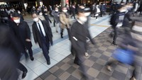 Untuk mencegah invasi domestik dari varian baru virus corona yang mulai menyebar ke berbagai negara di dunia, pemerintah Jepang mempertimbangkan untuk mengumumkan keadaan darurat di wilayah Tokyo yang lebih besar. AP Photo/Eugene Hoshiko  