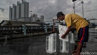 Cuaca yang tak menentu itu pun membuat pasokan penjualan ikan menurun dari hari biasanya.