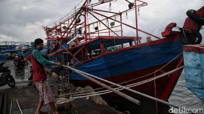 Cuaca ekstrem berdampak pada pendapatan para nelayan di utara Jakarta. Namun meski cuaca buruk, para nelayan tetap berusaha melaut demi penuhi kebutuhan hidup.