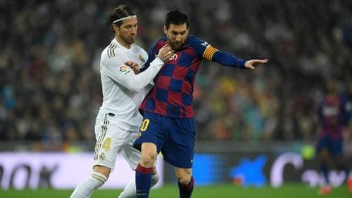 Real Madrids Spanish defender Sergio Ramos (L) vies with Barcelonas Argentine forward Lionel Messi during the Spanish League football match between Real Madrid and Barcelona at the Santiago Bernabeu stadium in Madrid on March 1, 2020. (Photo by OSCAR DEL POZO / AFP)