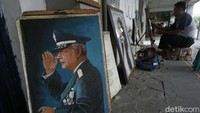 Umumnya pelukis yang ada di kawasan Kota Tua ini menggambar foto wajah dan karikatur dengan berbagai ukuran, sesuai pesanan pelanggan. 