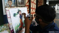 Lukisan sketsa wajah ukuran kecil 30x40 sentimeter di bandrol dengan harga Rp 500 ribu plus bingkai.