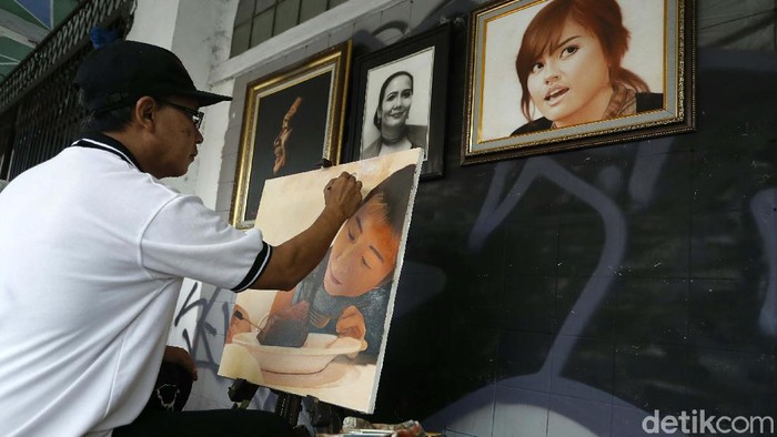 Para pelukis jalanan di Jalan Pintu Besar Selatan, kawasan Kota Tua, Jakarta, sempat ikut terimbas pandemi COVID-19. Kini pesanan lukisan berangsur pulih.