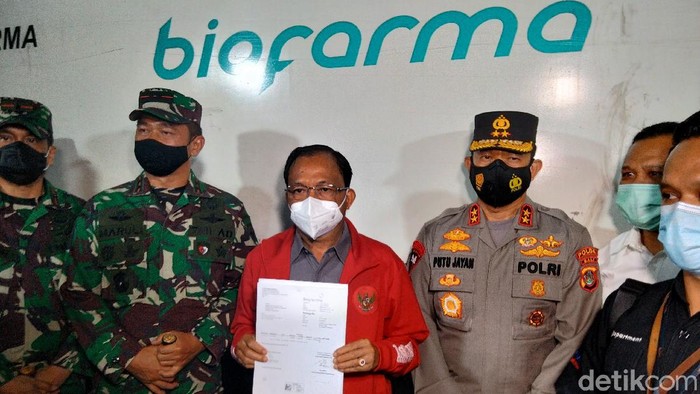 Gubernur Bali, I Wayan Koster menerima langsung 31 ribu dosis vaksin Corona (Angga Riza)
