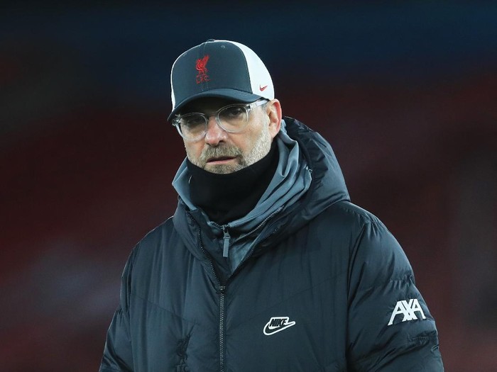 SOUTHAMPTON, ENGLAND - JANUARY 04: Jurgen Klopp, Manager of Liverpool looks on as his team warm up prior to the Premier League match between Southampton and Liverpool at St Marys Stadium on January 04, 2021 in Southampton, England. The match will be played without fans, behind closed doors as a Covid-19 precaution. (Photo by Adam Davy - Pool/Getty Images)